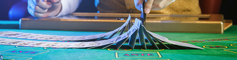 Ruke koje mešaju karte preko stola